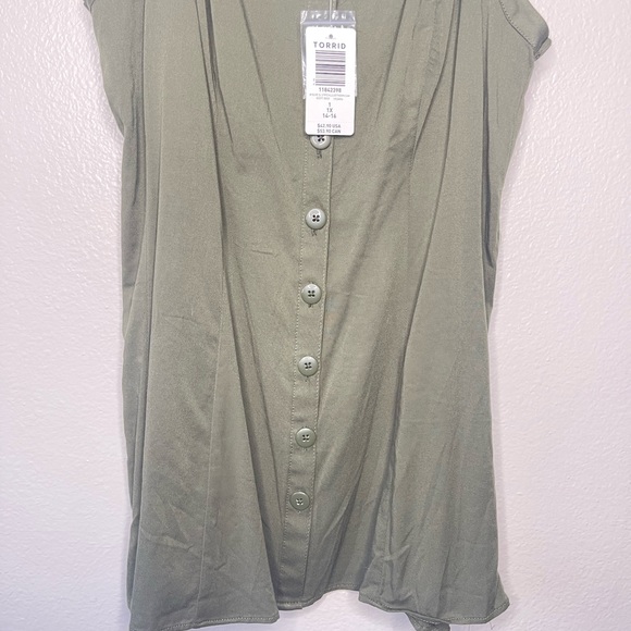 New with Tags Torrid Green Olive Sleeveless Stretchy Blouse Size 14-16 - Picture 3 of 7